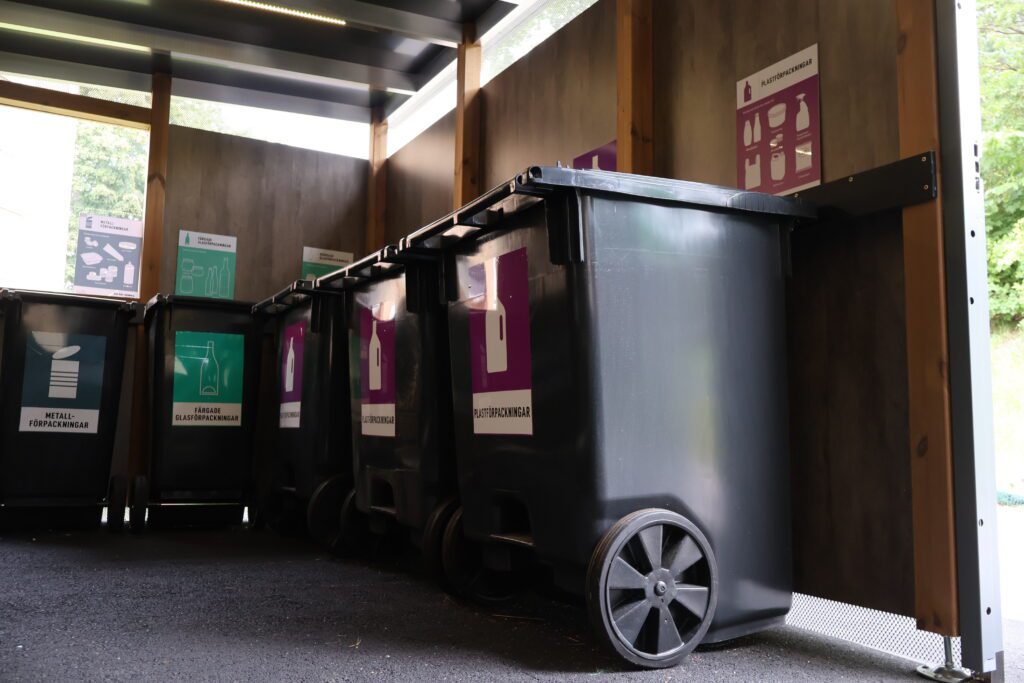 Avfallsrum med tydlig skyltning för fastighetsnära insamling